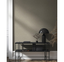 Raumansicht mit gemusterter Tapete und Konsole mit Dekorationsgegenständen