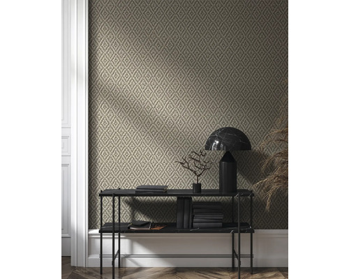 Raumansicht mit gemusterter Tapete und Konsole mit Dekorationsgegenständen