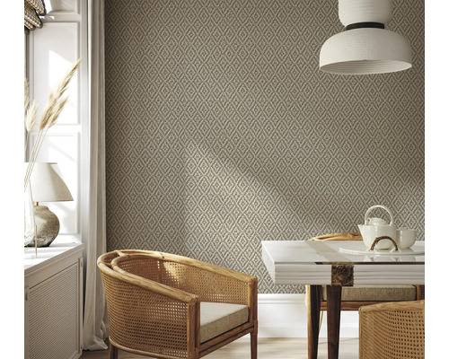 Esszimmer mit Rattanmöbeln und gemusterter Tapete