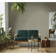 Wohnzimmer mit gemusterter Tapete, Sofa und Pflanzen