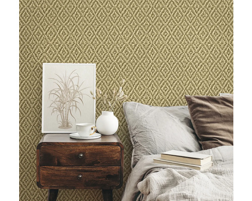 Chambre à coucher avec moquette en sisal au mur, table de chevet et lit