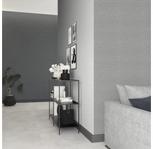 Intérieur avec papier peint à motifs, étagère et canapé