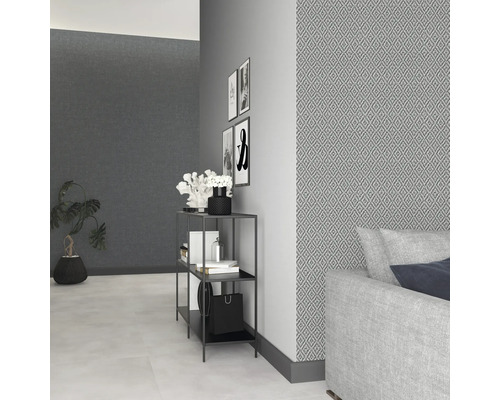 Intérieur avec papier peint à motifs, étagère et canapé