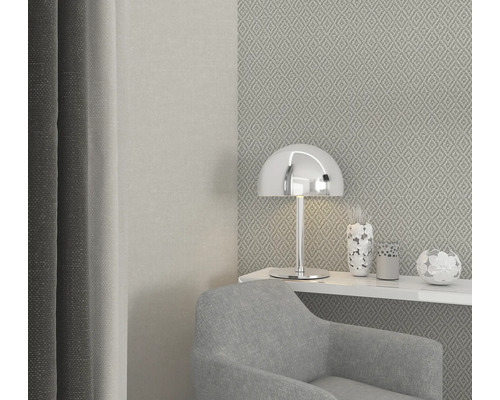 Salon moderne avec fauteuil, lampe et vases décoratifs sur une étagère