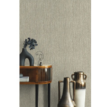 Gros plan d''un papier peint beige avec motif tricoté derrière une table décorée