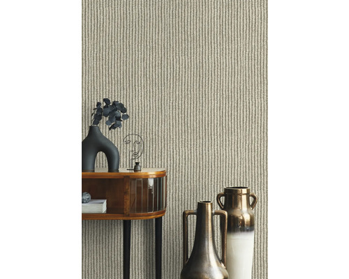 Gros plan d''un papier peint beige avec motif tricoté derrière une table décorée