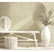 Scène avec un banc, un panier, un vase avec des plantes et un papier peint à motif tricot