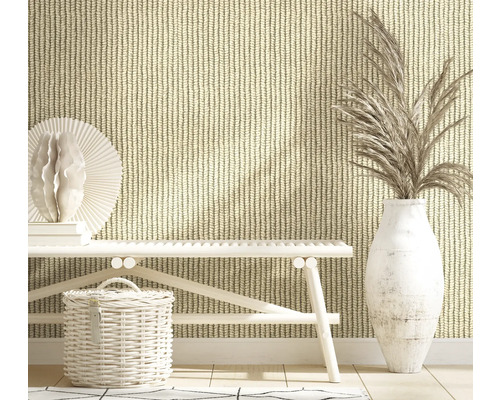 Scène avec un banc, un panier, un vase avec des plantes et un papier peint à motif tricot