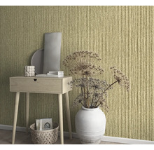 Pièce décorative avec papier peint tricoté, table et vase.