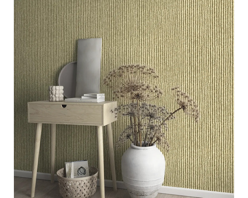 Pièce décorative avec papier peint tricoté, table et vase.