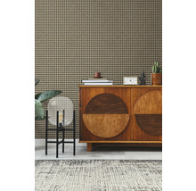 Intérieur décoratif avec papier peint en rotin, commode en bois et tapis