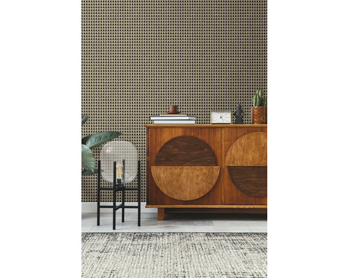 Intérieur décoratif avec papier peint en rotin, commode en bois et tapis