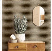 Décoration murale décorative avec papier peint en rotin, miroir, horloge, plante et commode en bois