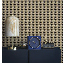 Idée d''aménagement avec papier peint en rotin, lampe, horloge et décoration sur une armoire