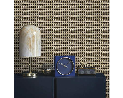 Idée d''aménagement avec papier peint en rotin, lampe, horloge et décoration sur une armoire