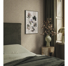 Schlafzimmer mit Bett, Nachttisch, Lampe, Vorhängen und gerahmtem Bild mit Pflanzen- und Vogelmotiv