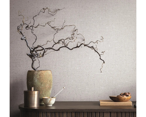 Dekoratives Stillleben mit Vase, Ästen, Schale und Holztisch vor einer strukturierten Wand