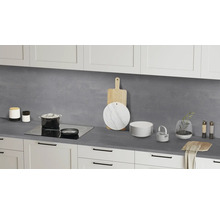 Küchenszene mit Kochutensilien und Geschirr auf einer Arbeitsplatte