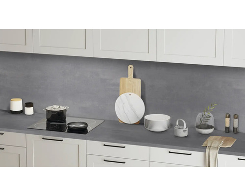 Küchenszene mit Kochutensilien und Geschirr auf einer Arbeitsplatte