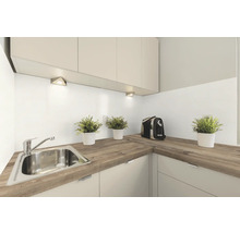 Helle Küche mit Spüle, Arbeitsplatte in Holzoptik und Küchengeräten.