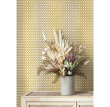 Mur décoratif avec motif en rotin et composition de fleurs séchées sur une commode