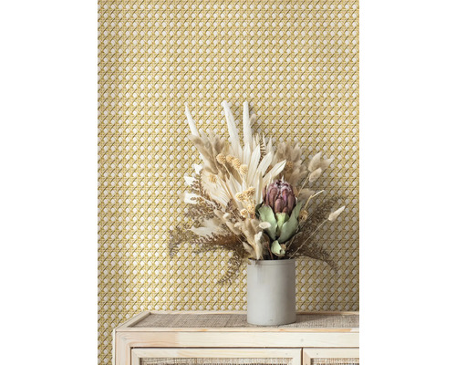 Mur décoratif avec motif en rotin et composition de fleurs séchées sur une commode