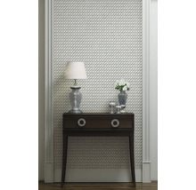 Dekoratives Interieur mit Mustertapete, Konsole, Lampe und Blumenvase