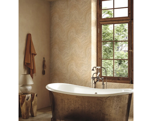 Badezimmer mit freistehender Badewanne, Fenster und gemusterter Tapete