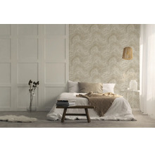 Helles Schlafzimmer mit gemusterter Tapete, Bett und Holzhocker