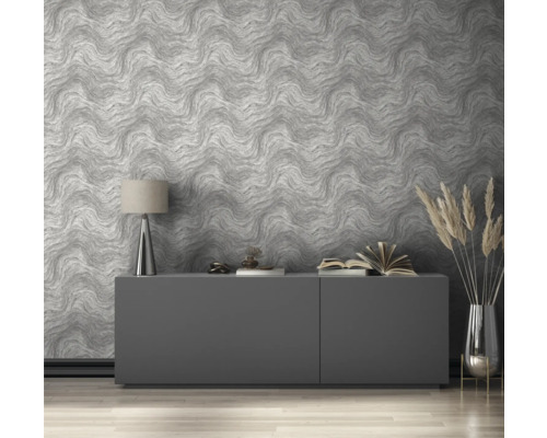 Wohnzimmer mit gemusterter Tapete, Sideboard, Lampe und Dekorationen