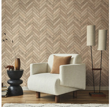 Wohnzimmer mit Sessel, Stehlampen und Wand im Fischgrätmuster