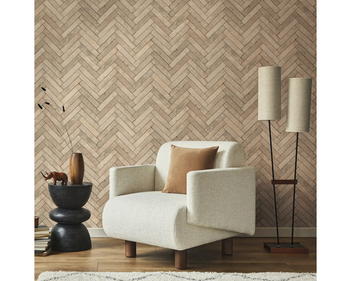 Wohnzimmer mit Sessel, Stehlampen und Wand im Fischgrätmuster