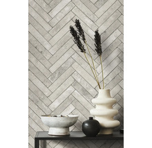 Mur décoratif avec papier peint à motif chevrons, ainsi qu''une table avec un bol et des vases