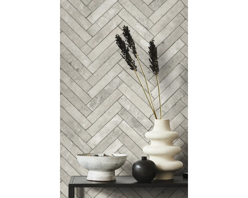 Mur décoratif avec papier peint à motif chevrons, ainsi qu''une table avec un bol et des vases