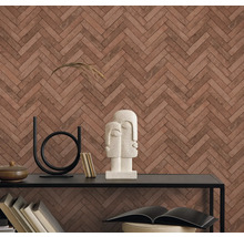 Étagère décorative avec ornements et papier peint à motif de briques