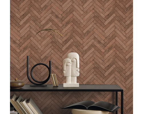 Étagère décorative avec ornements et papier peint à motif de briques