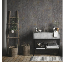 Salle de bains avec carreaux muraux gris imitation pierre, lavabo en béton, échelle en bois, paniers et tapis rayé