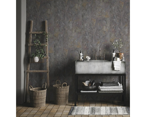 Salle de bains avec carreaux muraux gris imitation pierre, lavabo en béton, échelle en bois, paniers et tapis rayé