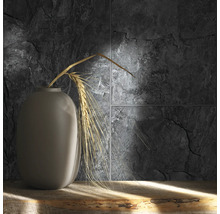 Dekorative Steinwand mit Vase und Weizenähren