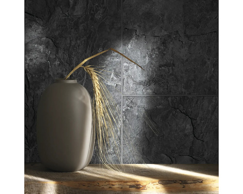 Dekorative Steinwand mit Vase und Weizenähren