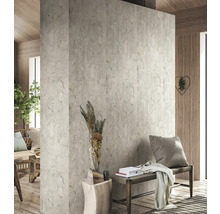 Espace de vie avec carrelage mural aspect pierre, banc et décoration.