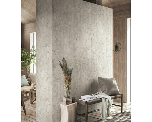 Espace de vie avec carrelage mural aspect pierre, banc et décoration.