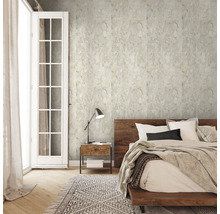 Schlafzimmer mit Wandfliesen in Steinoptik, Bett und Nachttisch