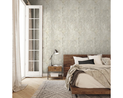 Schlafzimmer mit Wandfliesen in Steinoptik, Bett und Nachttisch