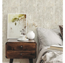 Dekorative Wandfliesen im Schlafzimmer mit Nachttisch und Dekoration