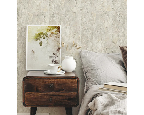 Dekorative Wandfliesen im Schlafzimmer mit Nachttisch und Dekoration