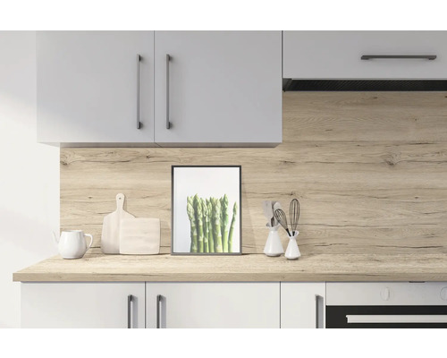 Küchenszene mit Küchenschränken, Arbeitsplatte in Holzoptik und Dekoration