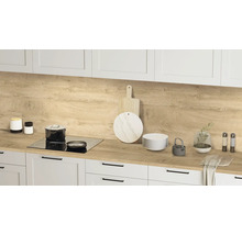 Küchenszene mit Arbeitsplatte in Holzoptik, Kochutensilien und weißen Schränken