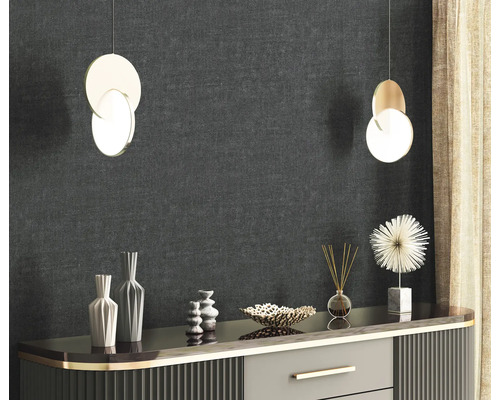 Scène avec commode, décoration et deux suspensions rondes