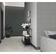 Flur mit gemusterter Tapete, Regal und Pflanze im Topf